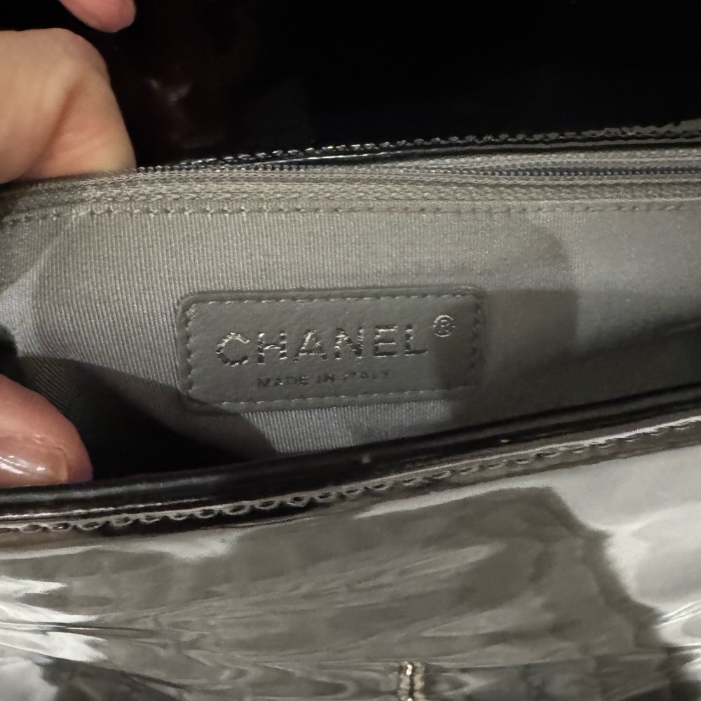 CHANEL black patent boy bag with silver hardware . - Picture 10 of 15